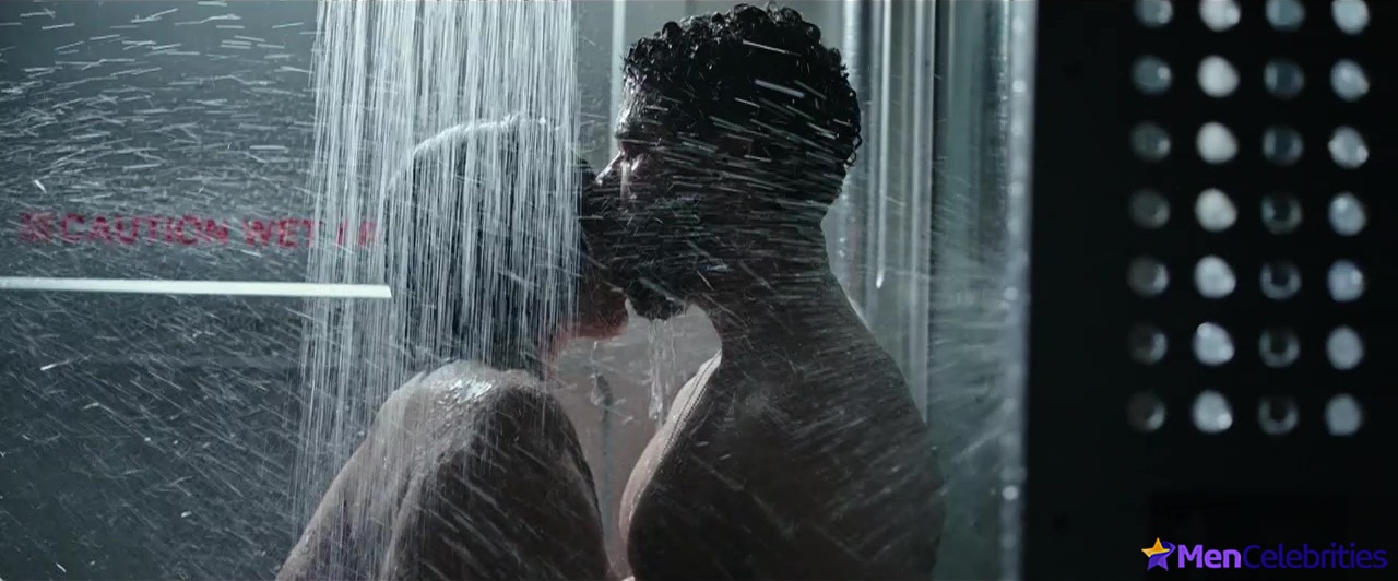 Jussie Smollett nude shower scenes in Alien Covenant