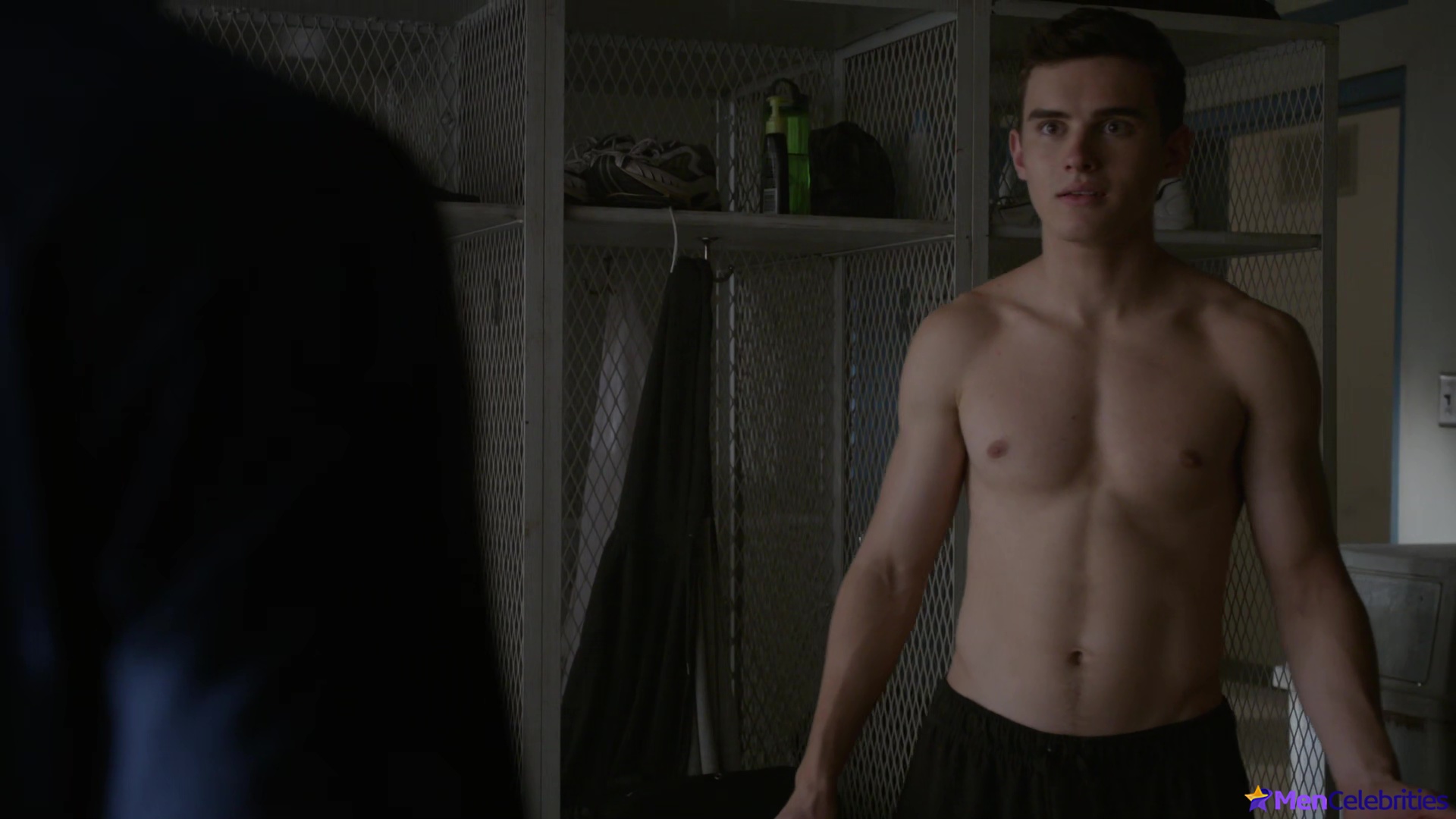 Michael Johnston shirtless in Teen Wolf 5-13 Codominance