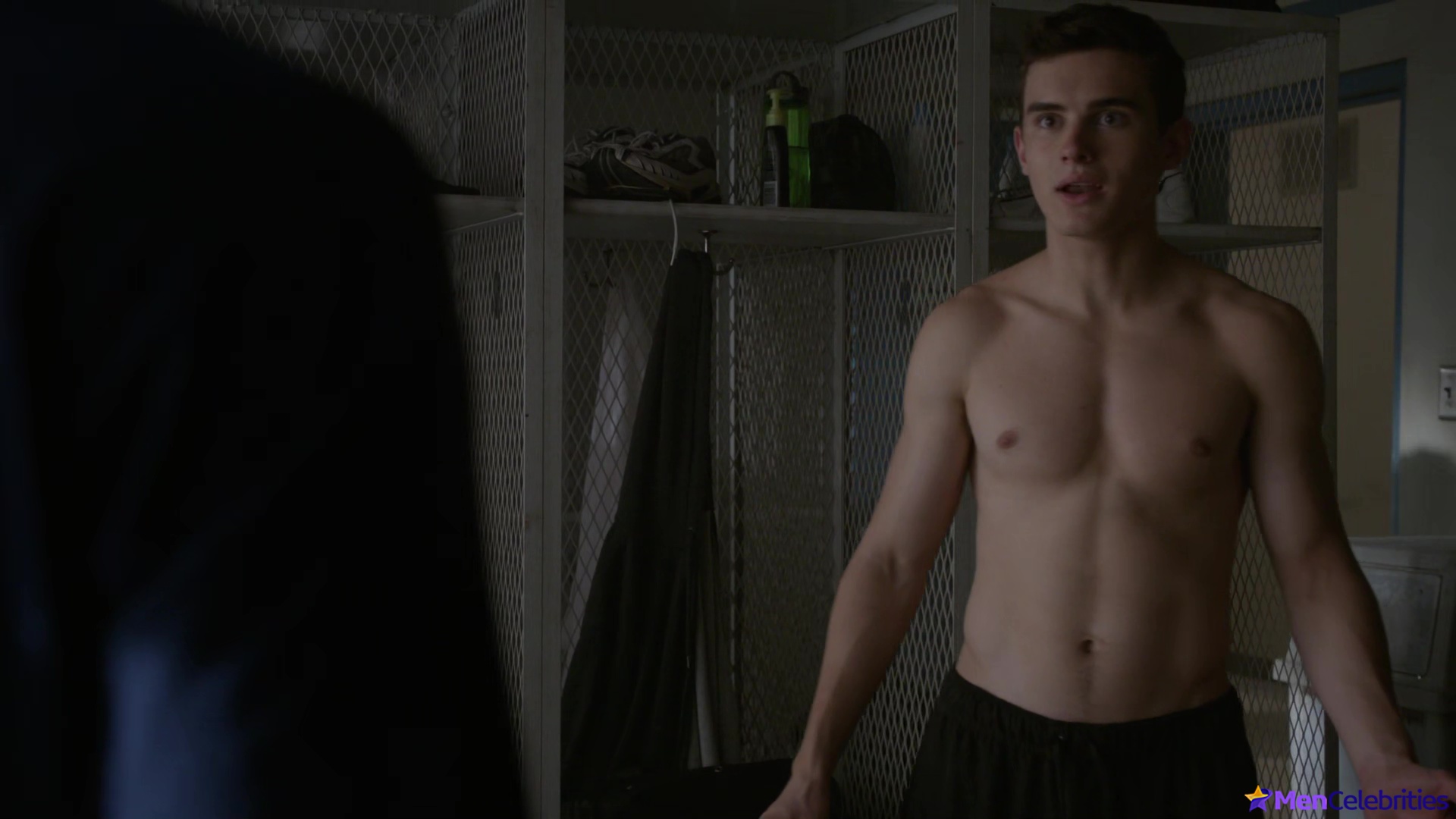 Michael Johnston shirtless in Teen Wolf 5-13 Codominance