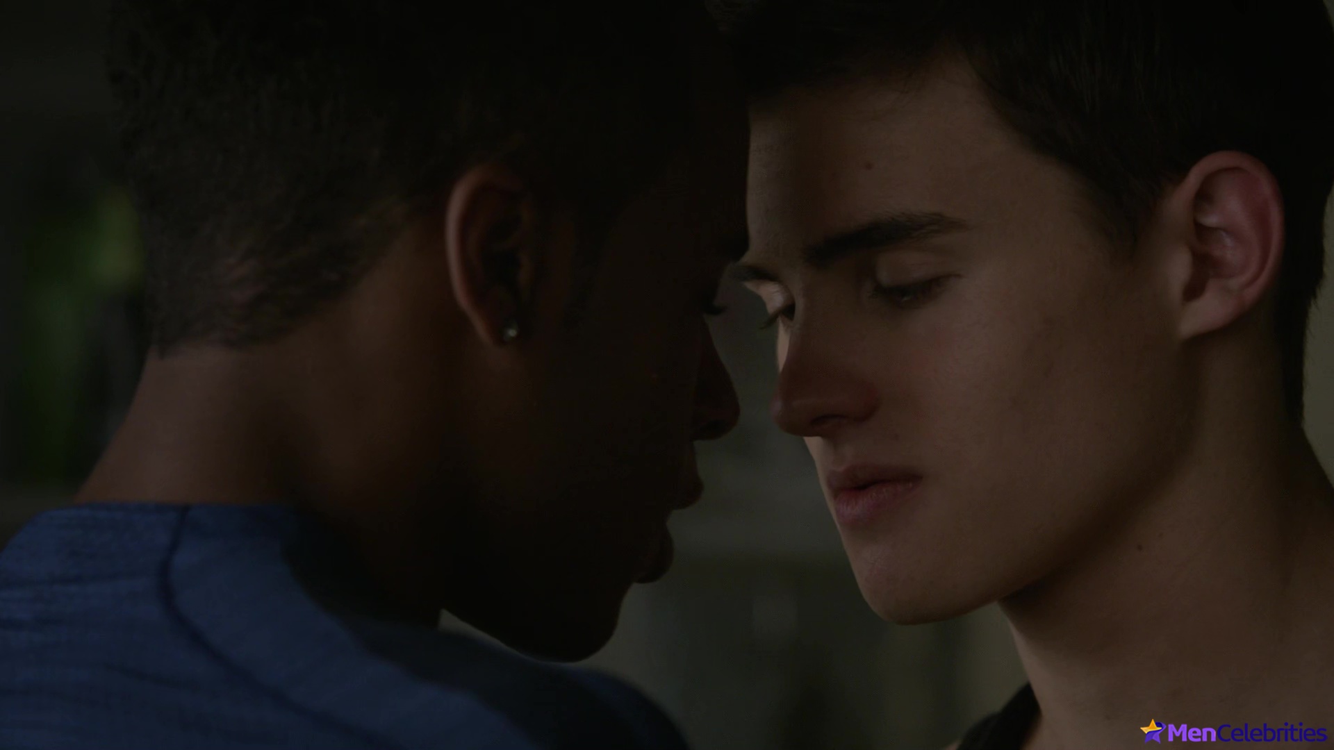Michael Johnston shirtless in Teen Wolf 5-13 Codominance