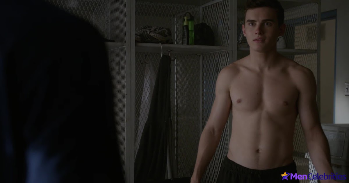 Michael Johnston shirtless in Teen Wolf 5-13 Codominance