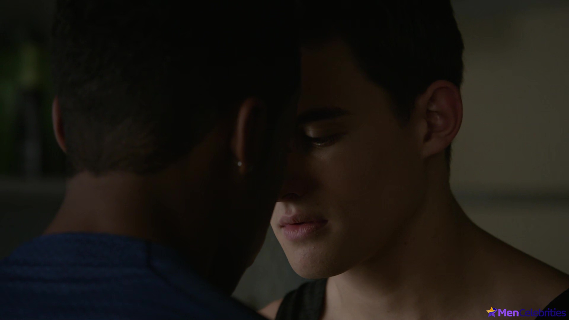 Michael Johnston shirtless in Teen Wolf 5-13 Codominance