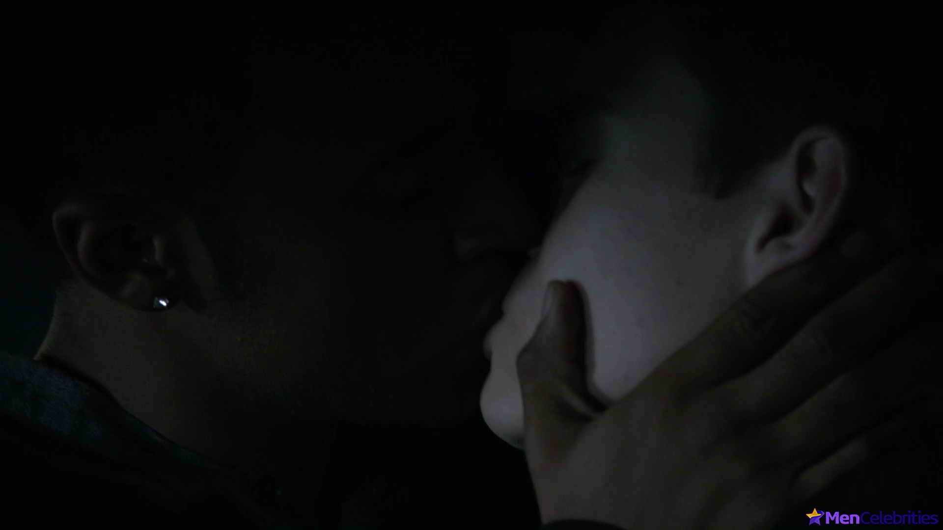 Michael Johnston shirtless in Teen Wolf 5-13 Codominance