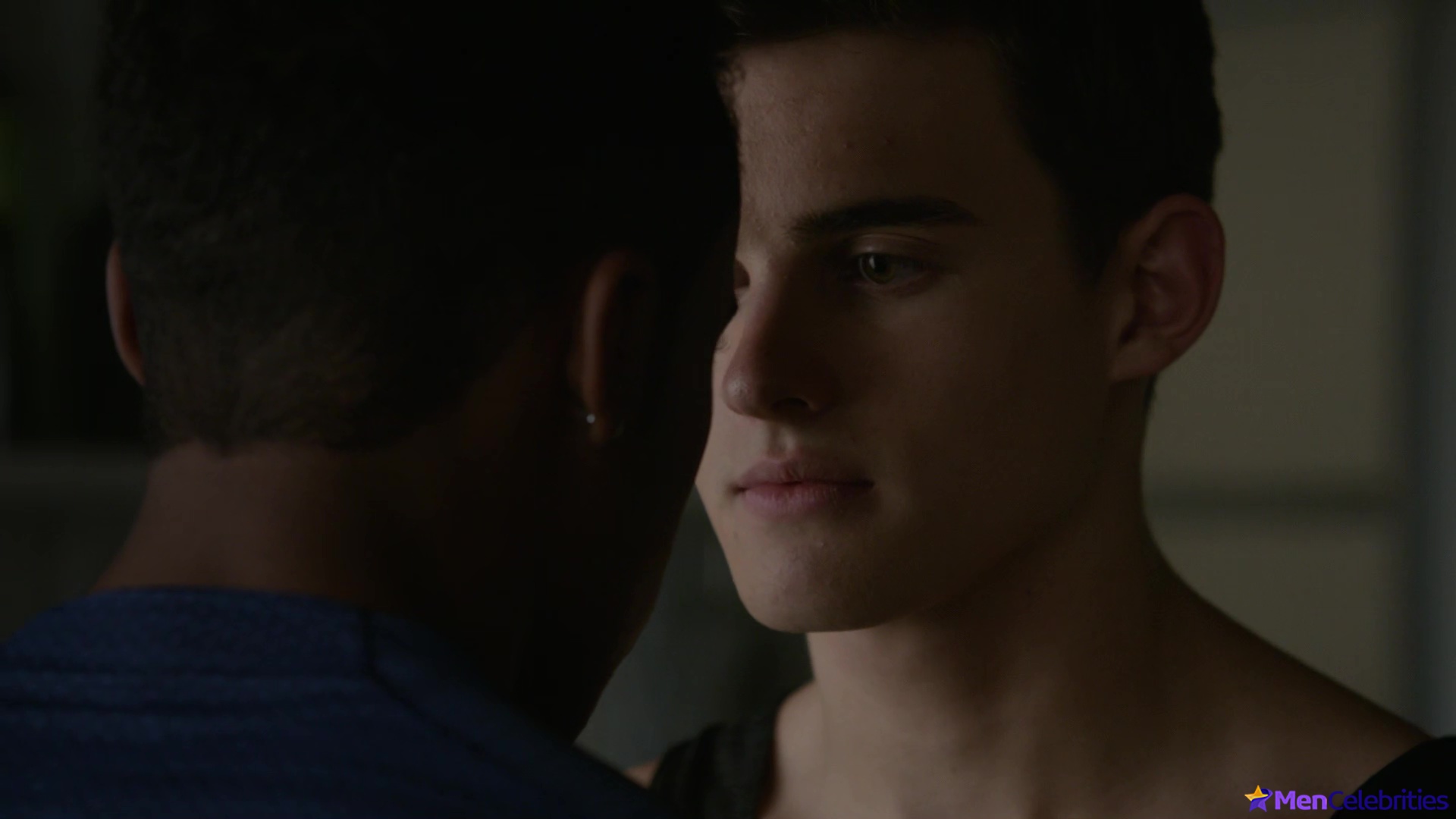 Michael Johnston shirtless in Teen Wolf 5-13 Codominance