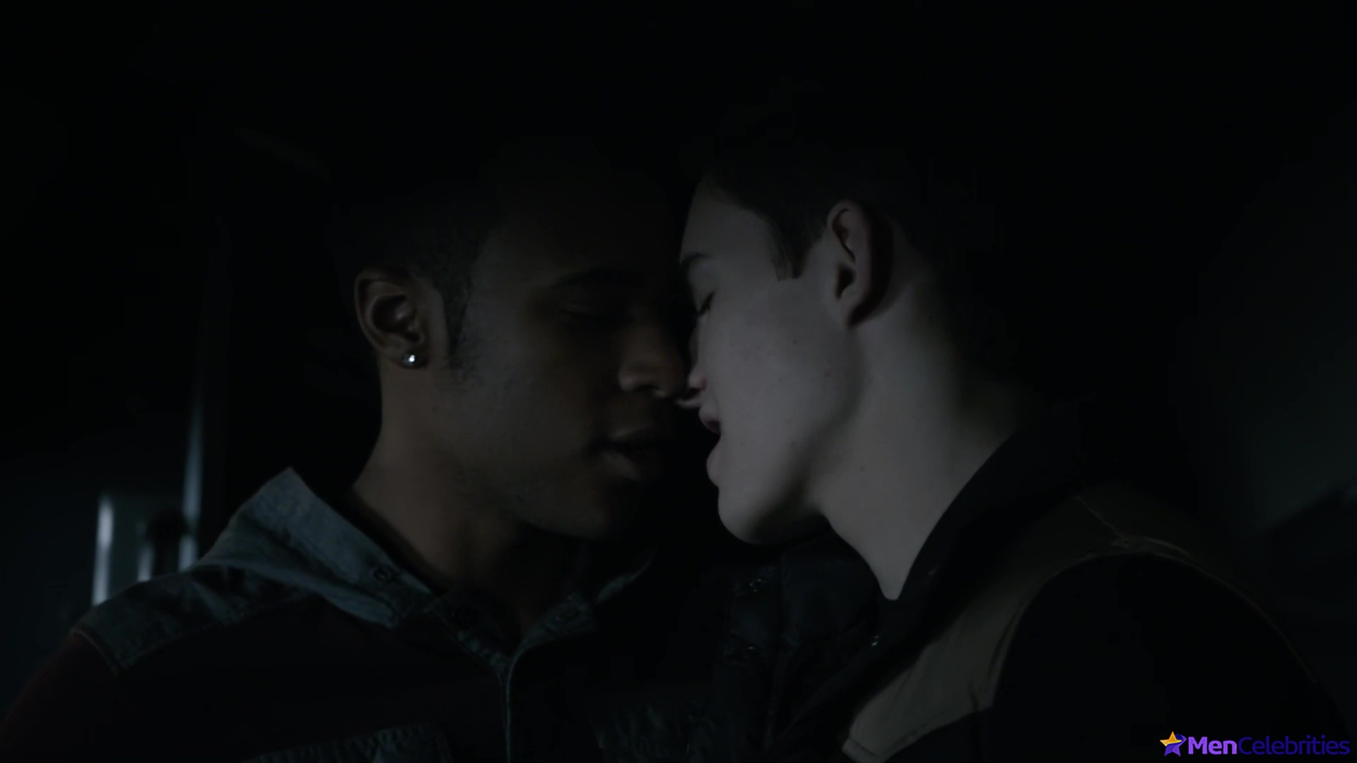 Michael Johnston shirtless in Teen Wolf 5-13 Codominance