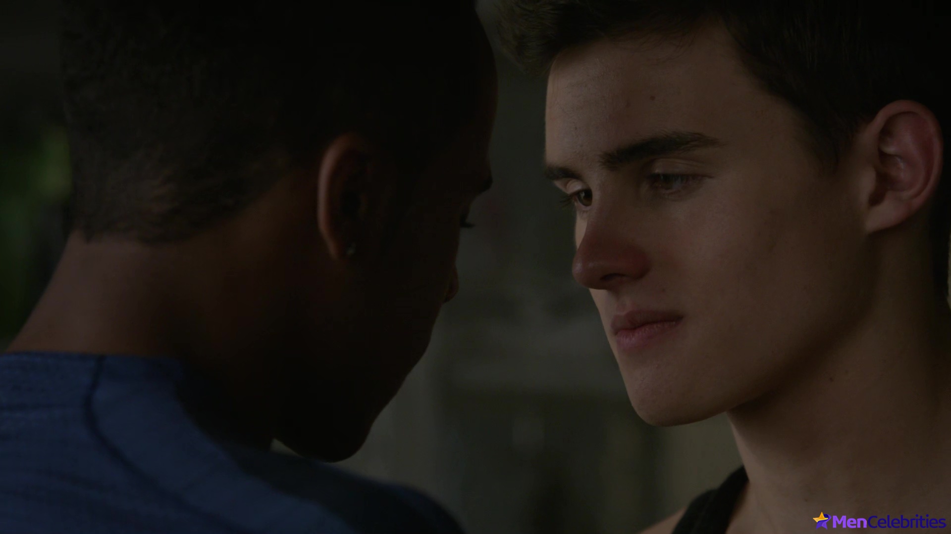 Michael Johnston shirtless in Teen Wolf 5-13 Codominance
