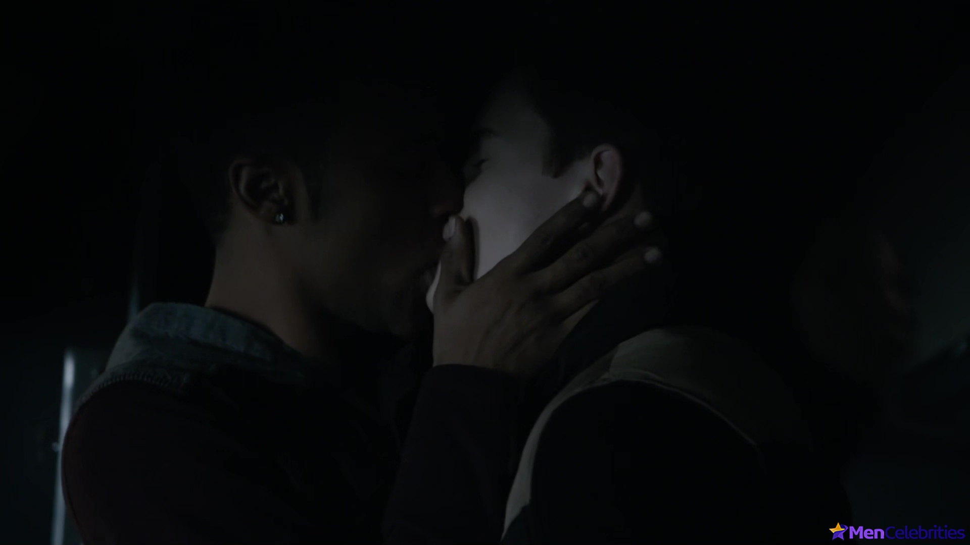 Michael Johnston shirtless in Teen Wolf 5-13 Codominance