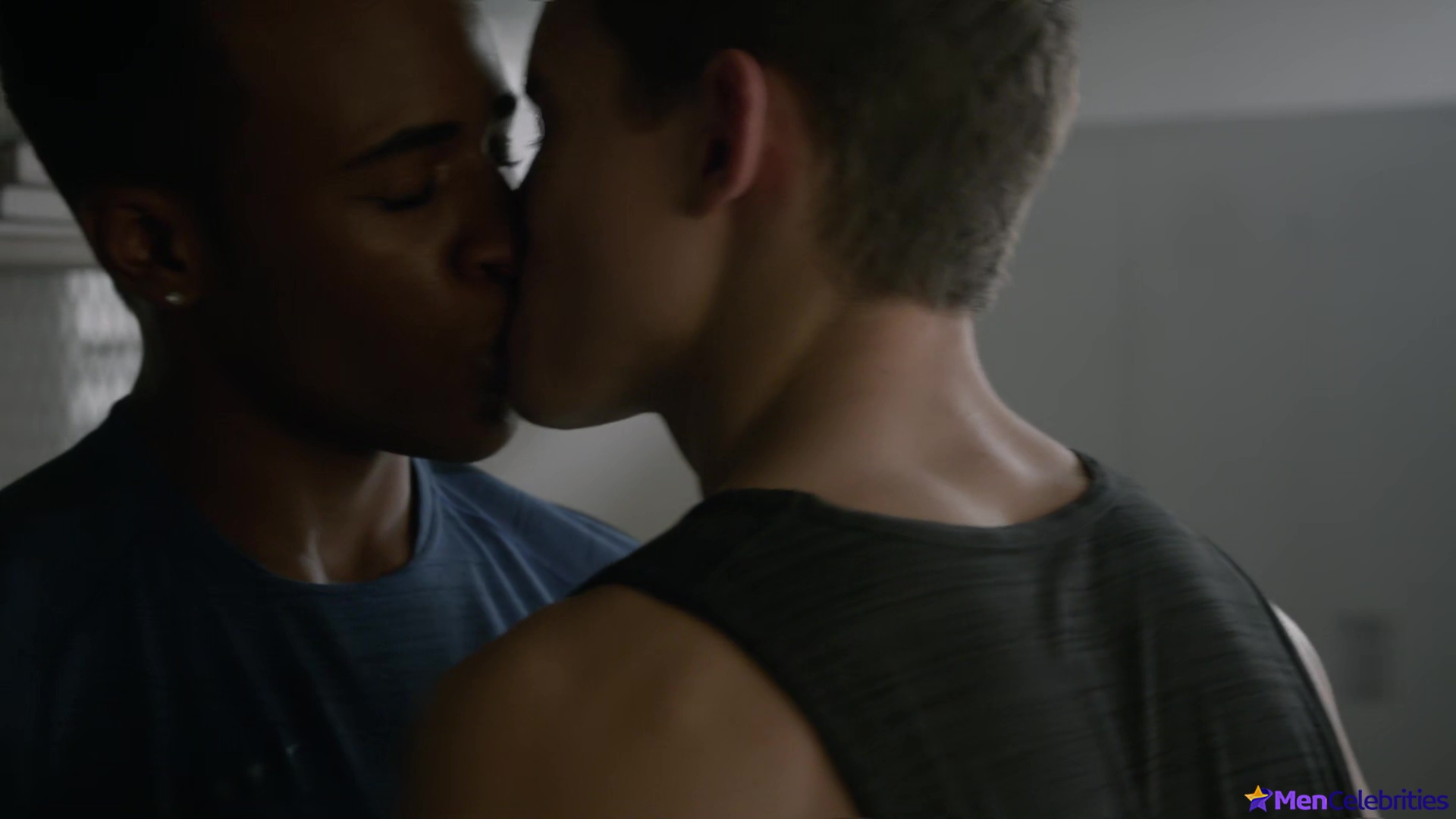 Michael Johnston shirtless in Teen Wolf 5-13 Codominance