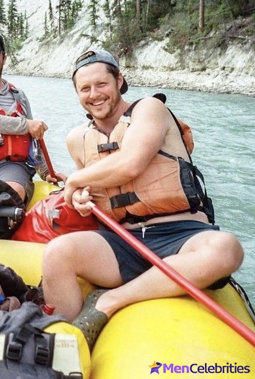 Noah Reid shirtless andcock bulge pics