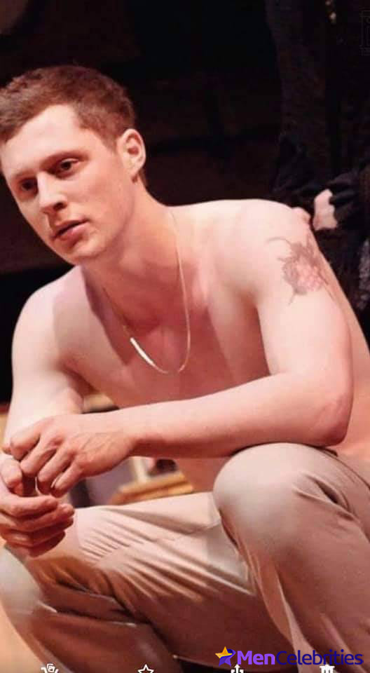 Noah Reid shirtless andcock bulge pics