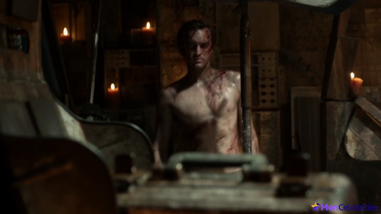 Richard Harmon shirtless in The 100 3-07 Thirteen