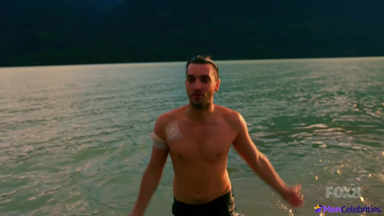 Richard Harmon shirtless in The 100 6-01 Sanctum