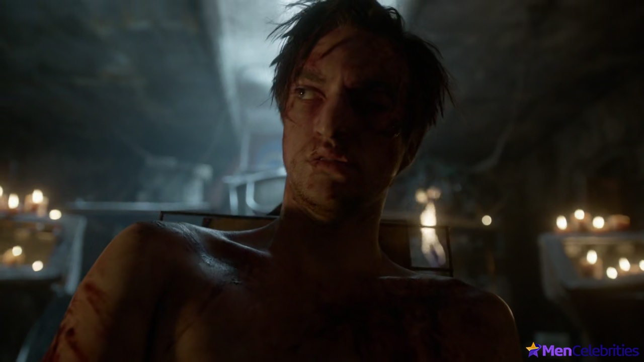 Richard Harmon shirtless in The 100 3-07 Thirteen