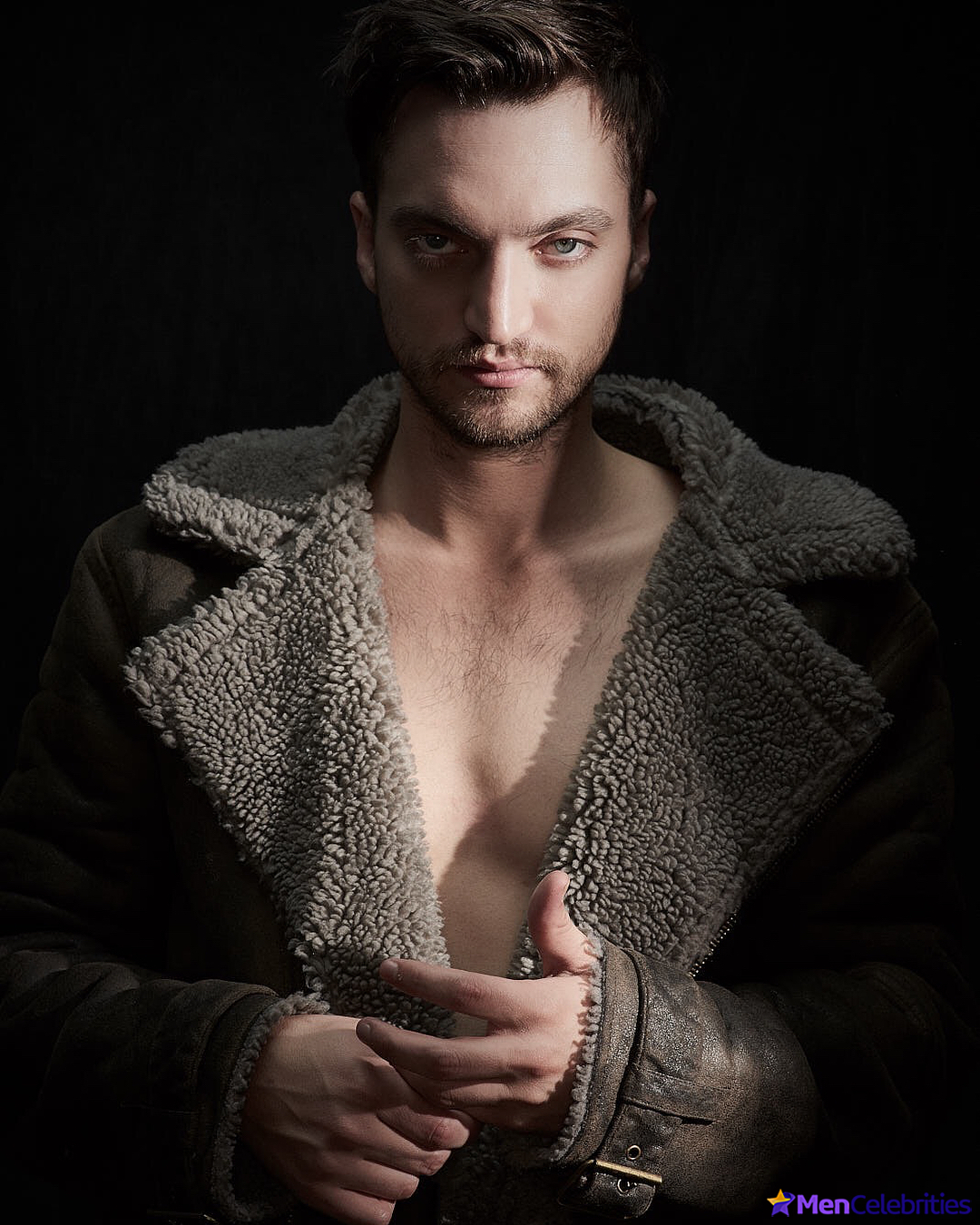 Richard Harmon shirtless and sexy pics