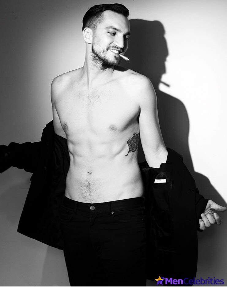 Richard Harmon shirtless and sexy pics