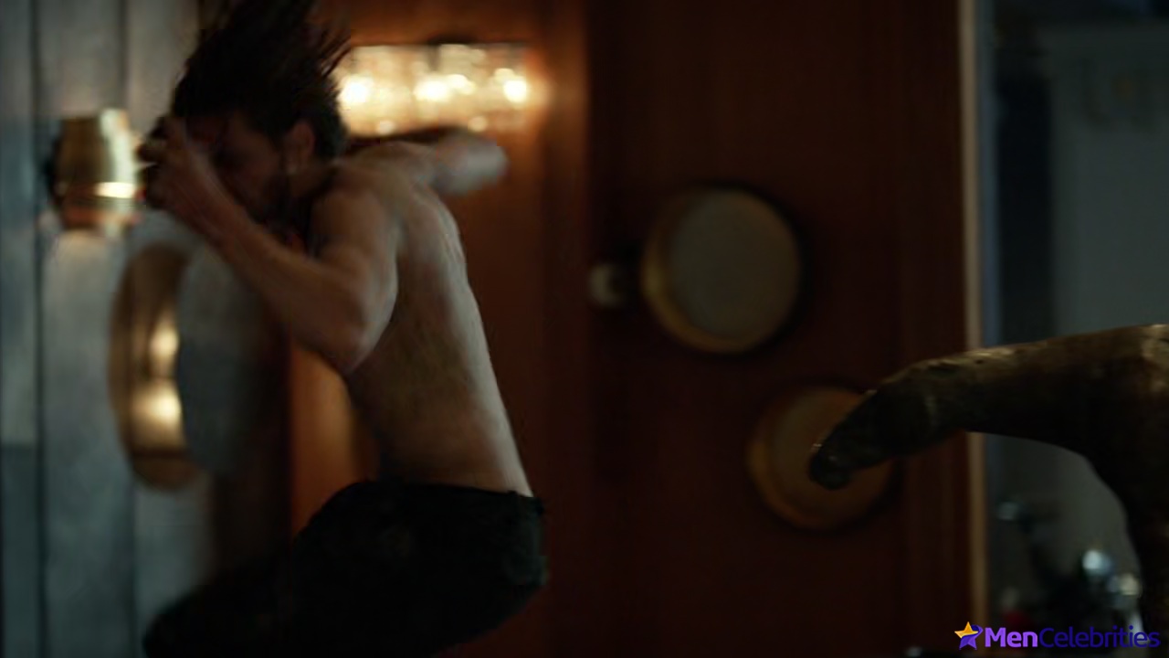 Richard Harmon shirtless in The 100 3-01 Wanheda Part 1
