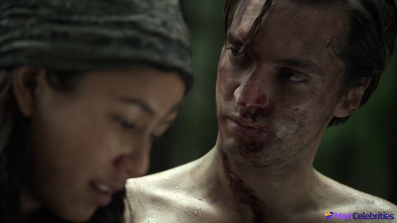 Richard Harmon shirtless in The 100 3-05 Hakeldama
