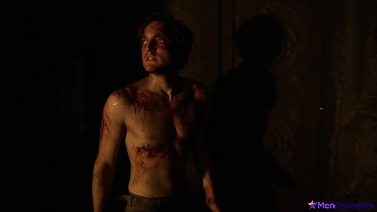 Richard Harmon shirtless in The 100 3-07 Thirteen