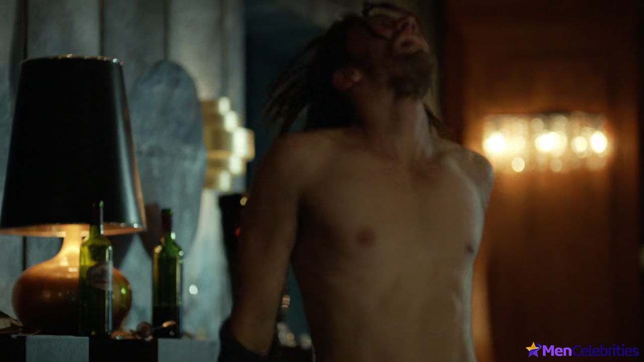 Richard Harmon shirtless in The 100 3-01 Wanheda Part 1