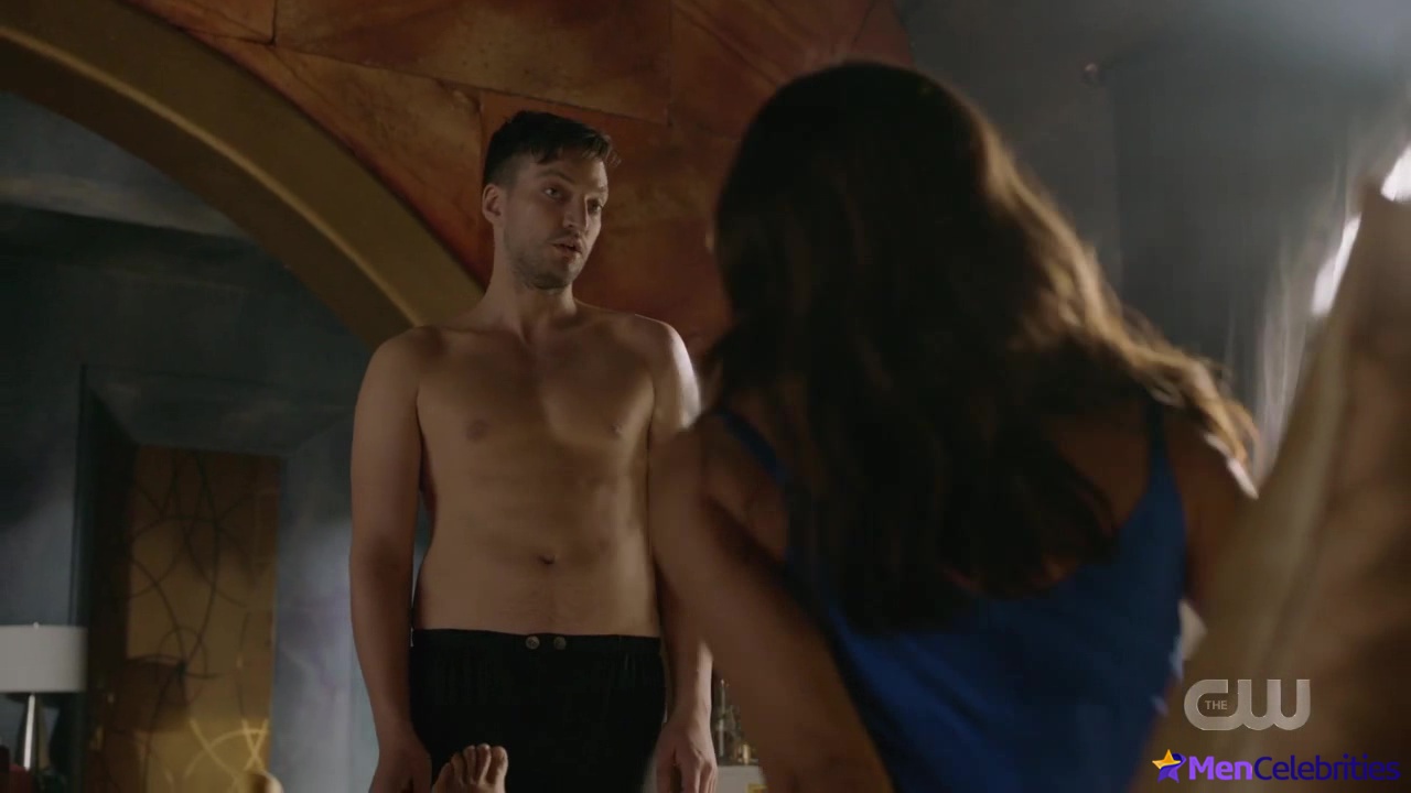 Richard Harmon shirtless in The 100 7-03 False Gods