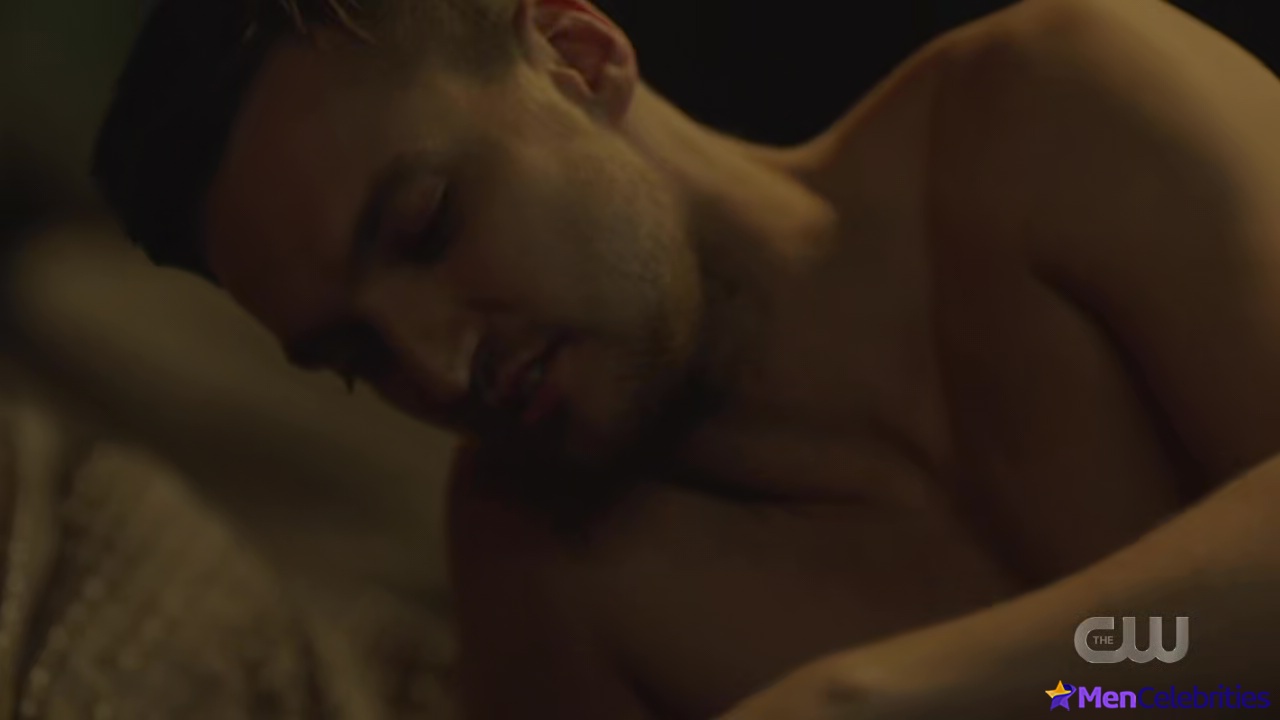 Richard Harmon shirtless in The 100 7-12 The Stranger