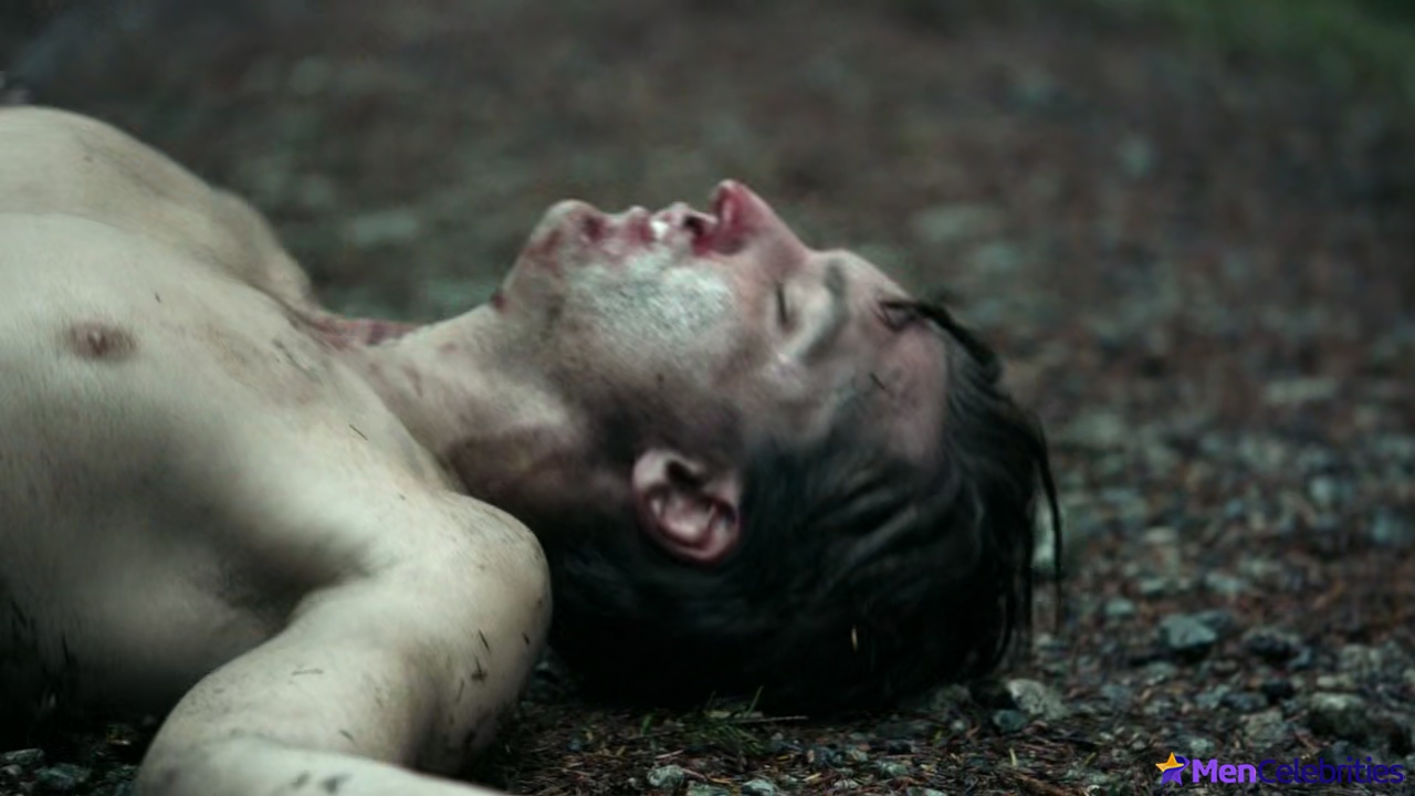 Richard Harmon shirtless in The 100 3-05 Hakeldama