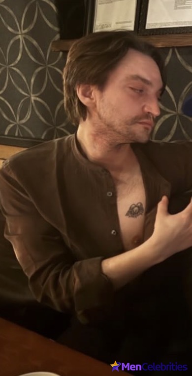 Richard Harmon shirtless and sexy pics