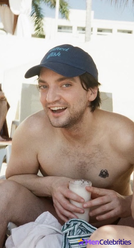 Richard Harmon shirtless and sexy pics