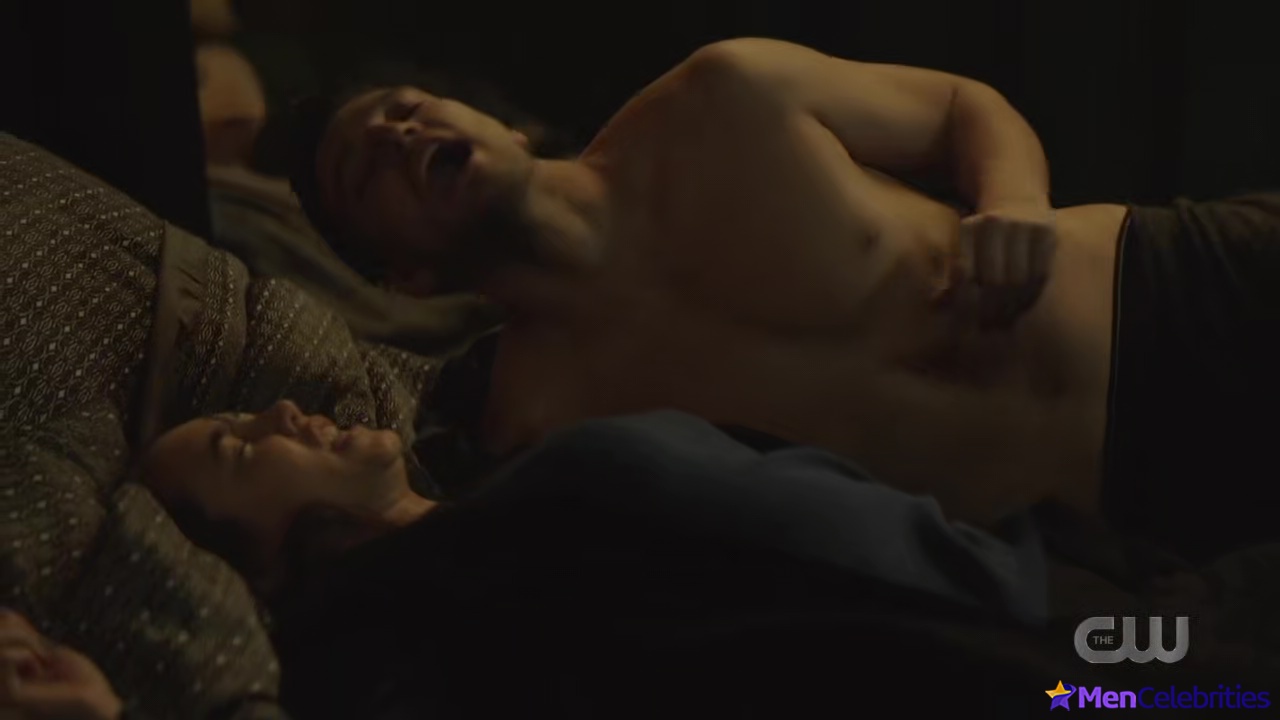 Richard Harmon shirtless in The 100 7-12 The Stranger