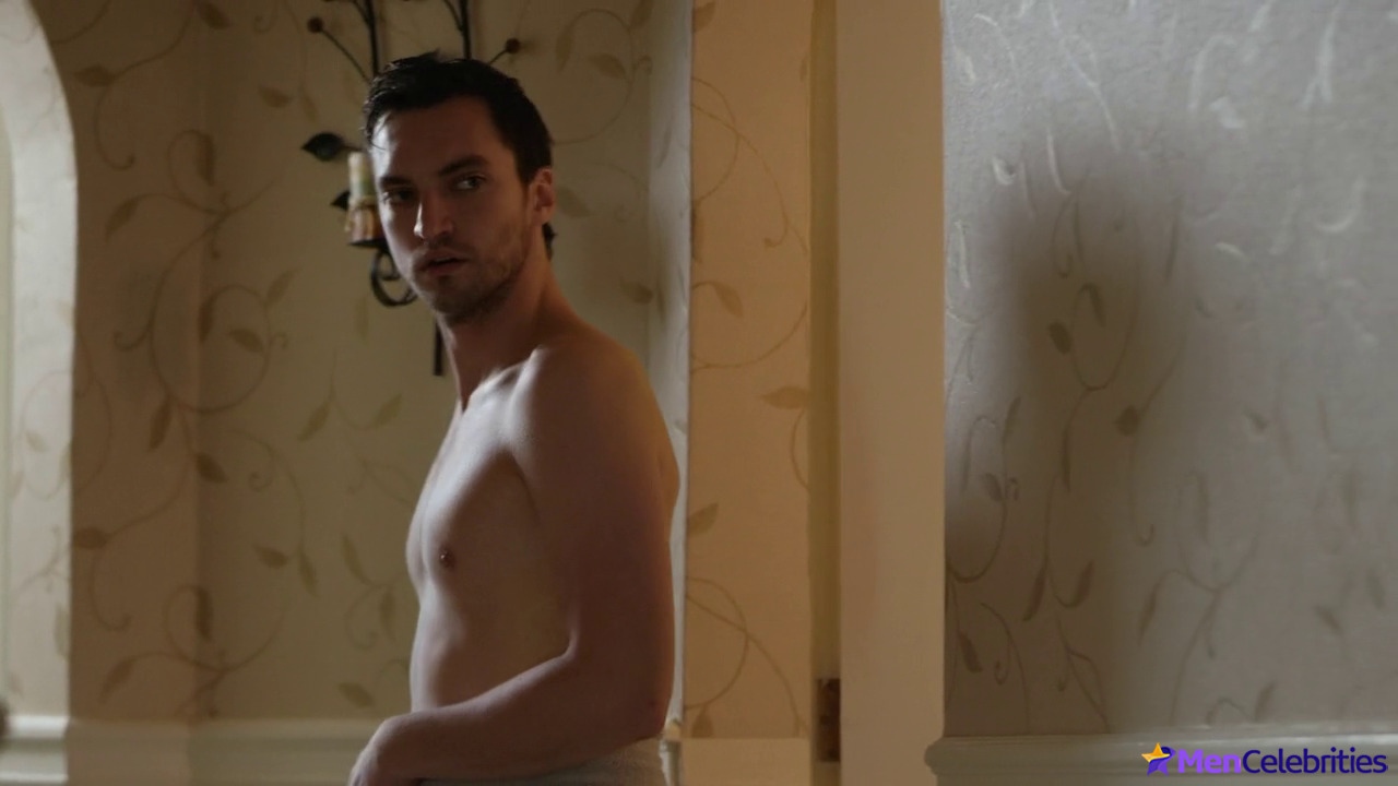 Richard Harmon nude shower in The Return