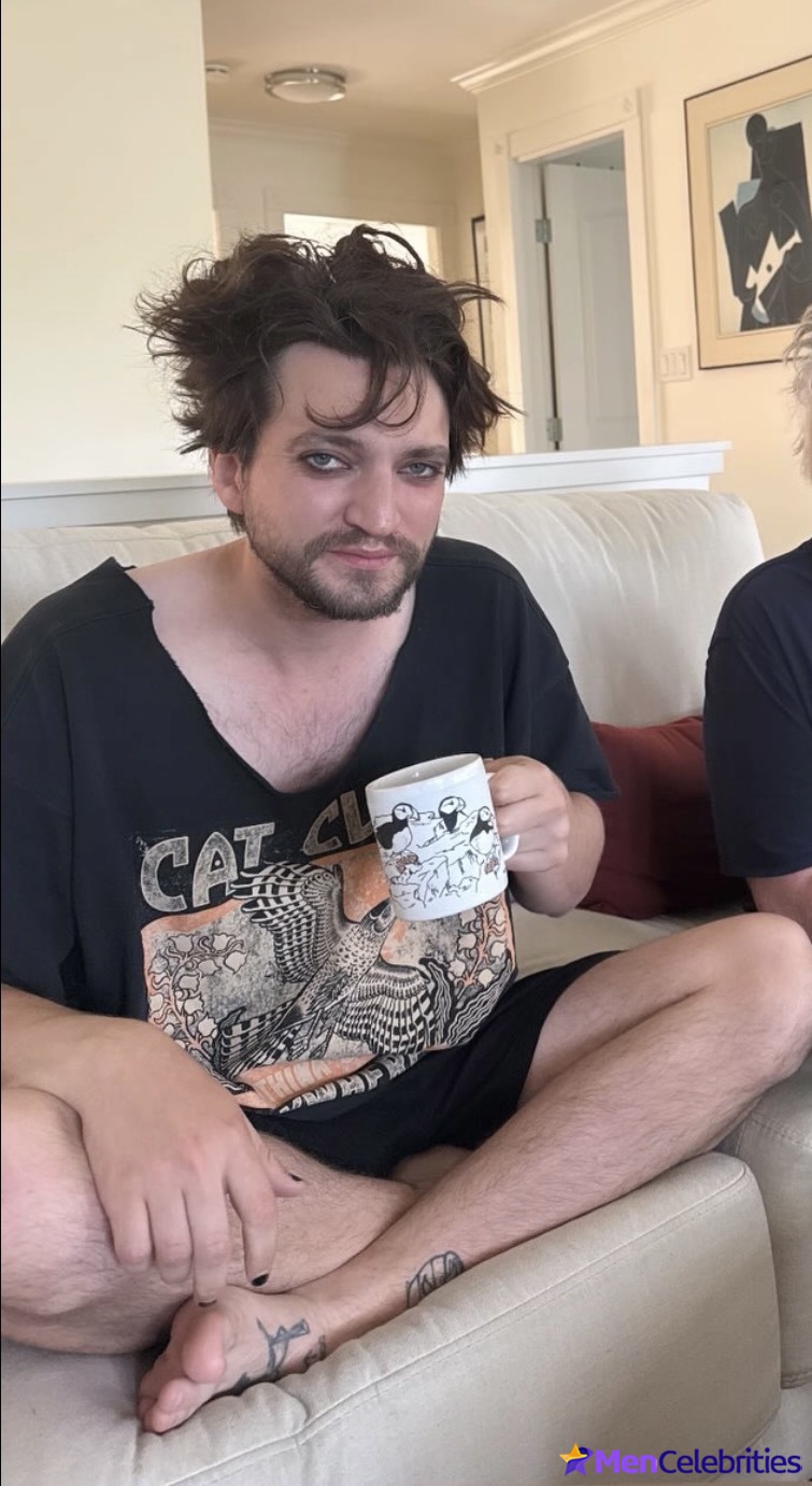 Richard Harmon shirtless and sexy pics