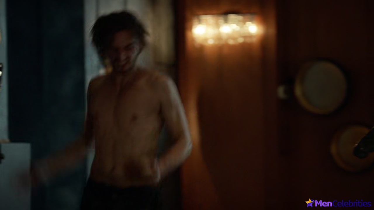 Richard Harmon shirtless in The 100 3-01 Wanheda Part 1