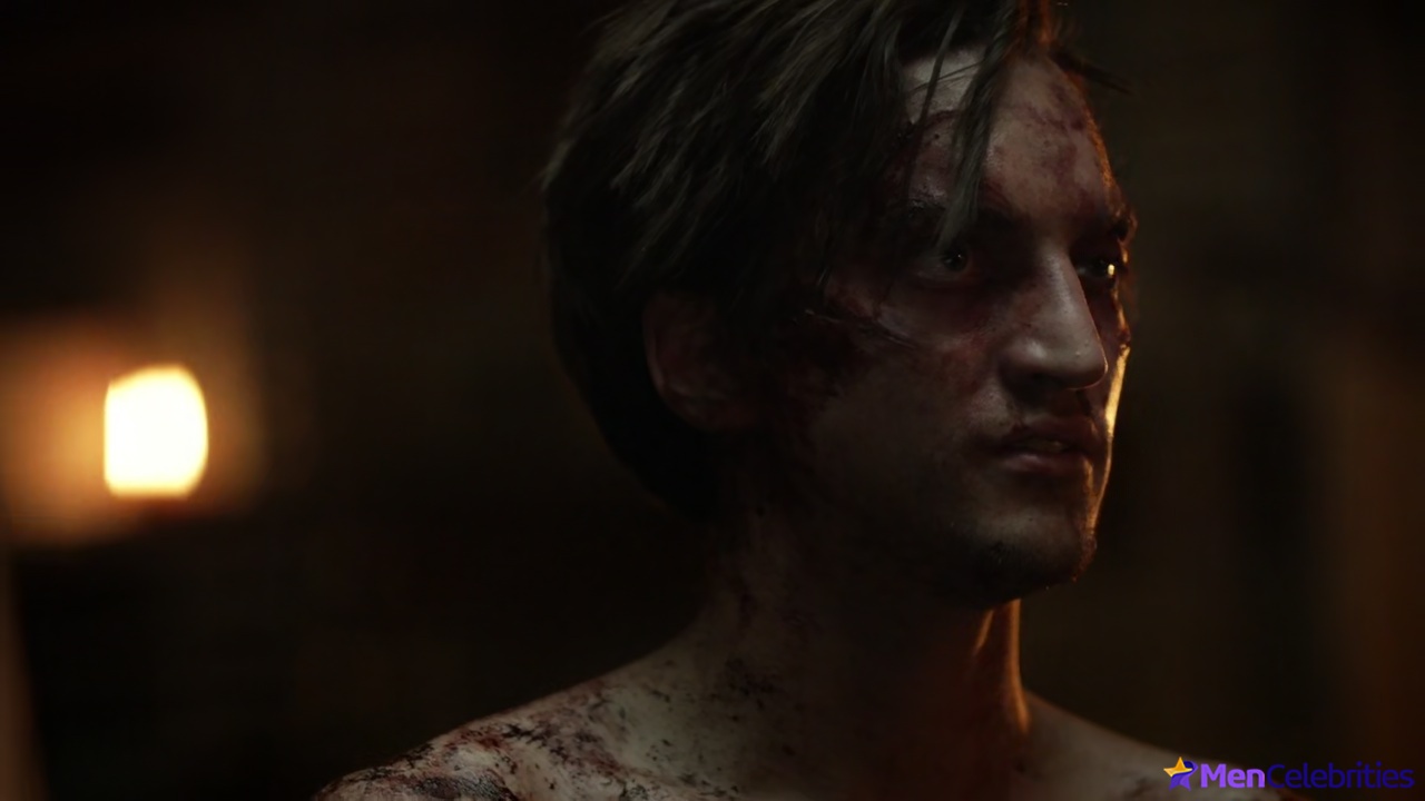 Richard Harmon shirtless in The 100 3-07 Thirteen