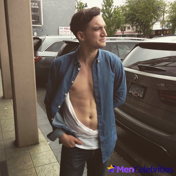 Richard Harmon shirtless and sexy pics
