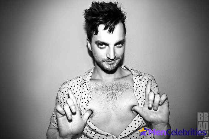 Richard Harmon shirtless and sexy pics