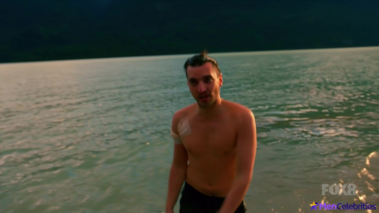 Richard Harmon shirtless in The 100 6-01 Sanctum
