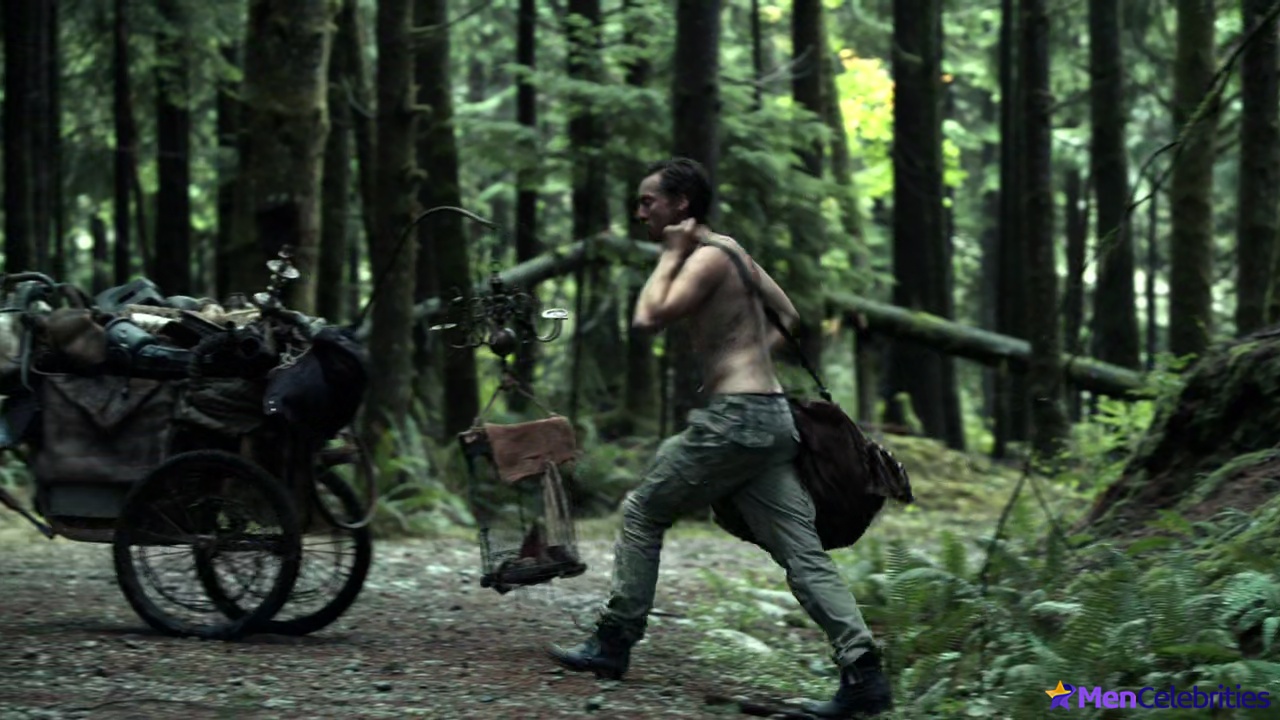 Richard Harmon shirtless in The 100 3-05 Hakeldama