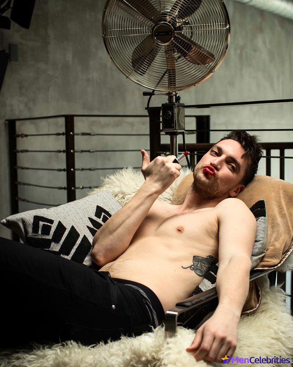 Richard Harmon shirtless and sexy pics