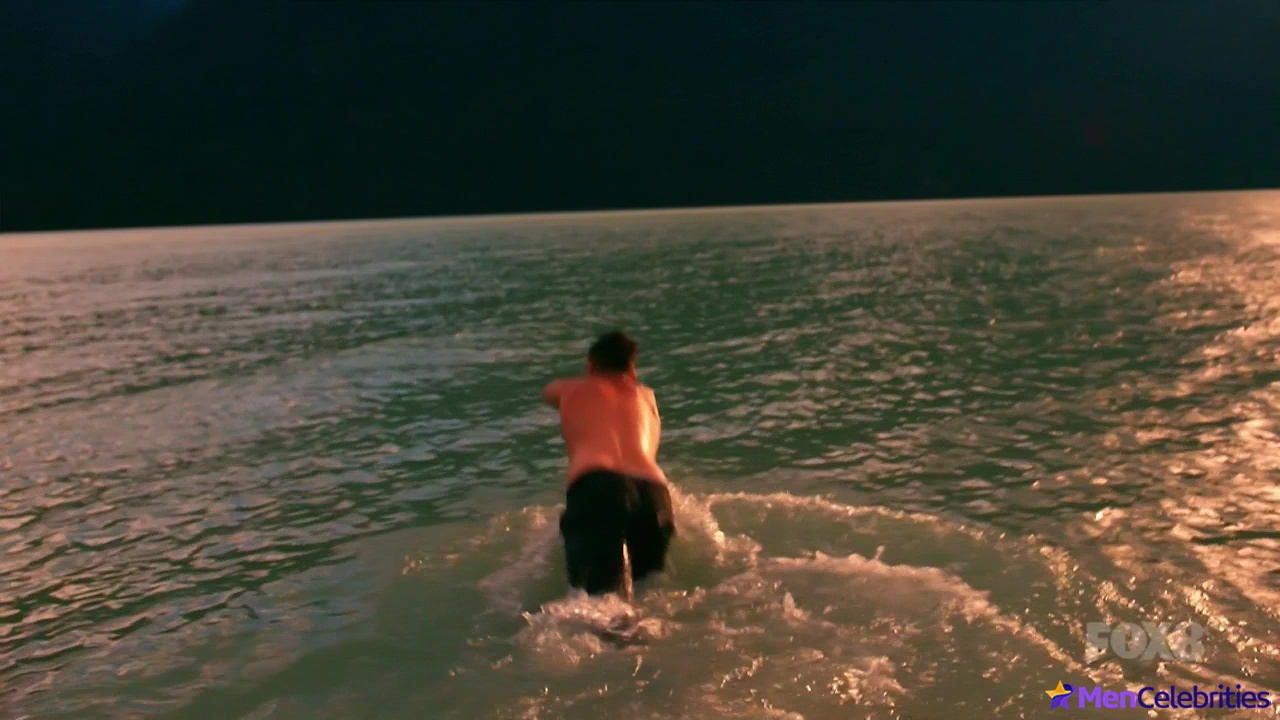 Richard Harmon shirtless in The 100 6-01 Sanctum