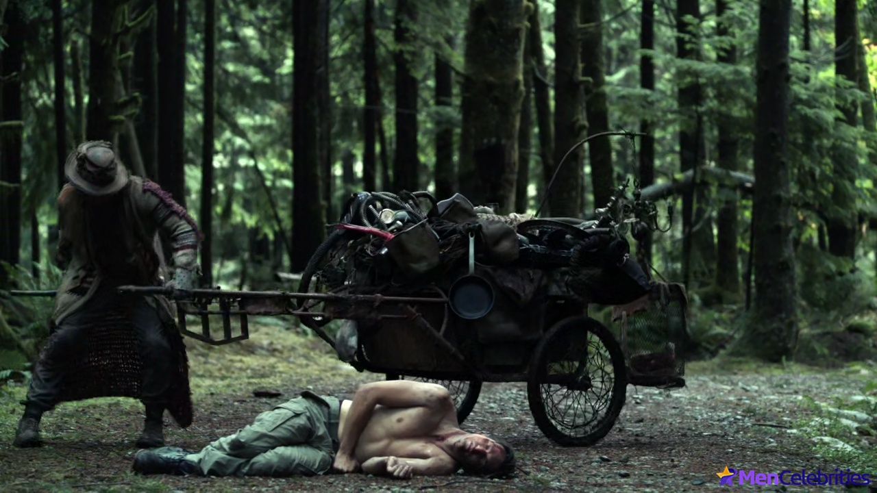 Richard Harmon shirtless in The 100 3-05 Hakeldama