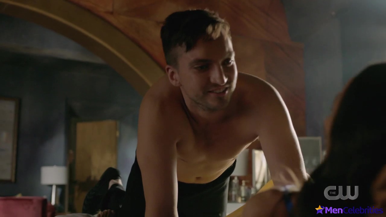 Richard Harmon shirtless in The 100 7-03 False Gods