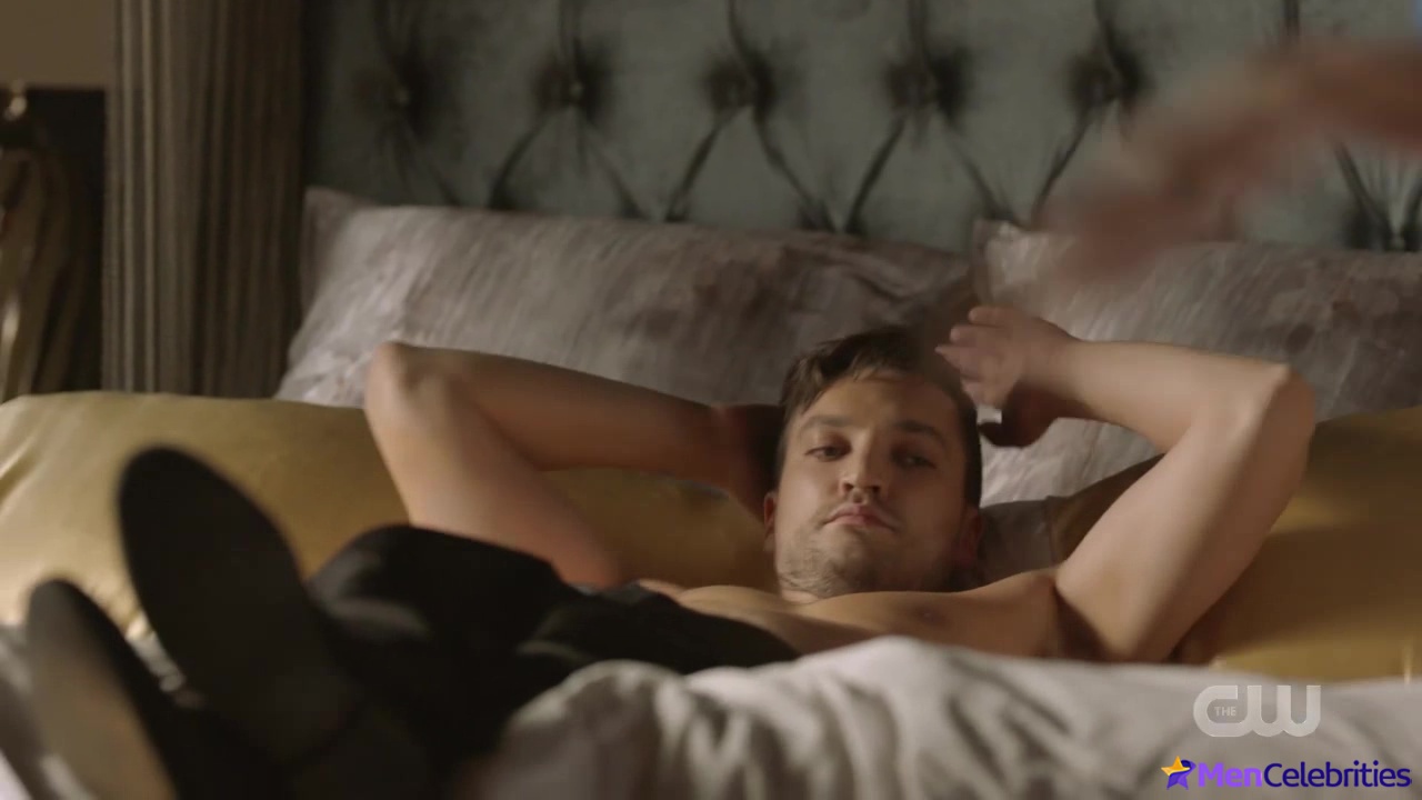 Richard Harmon shirtless in The 100 7-03 False Gods