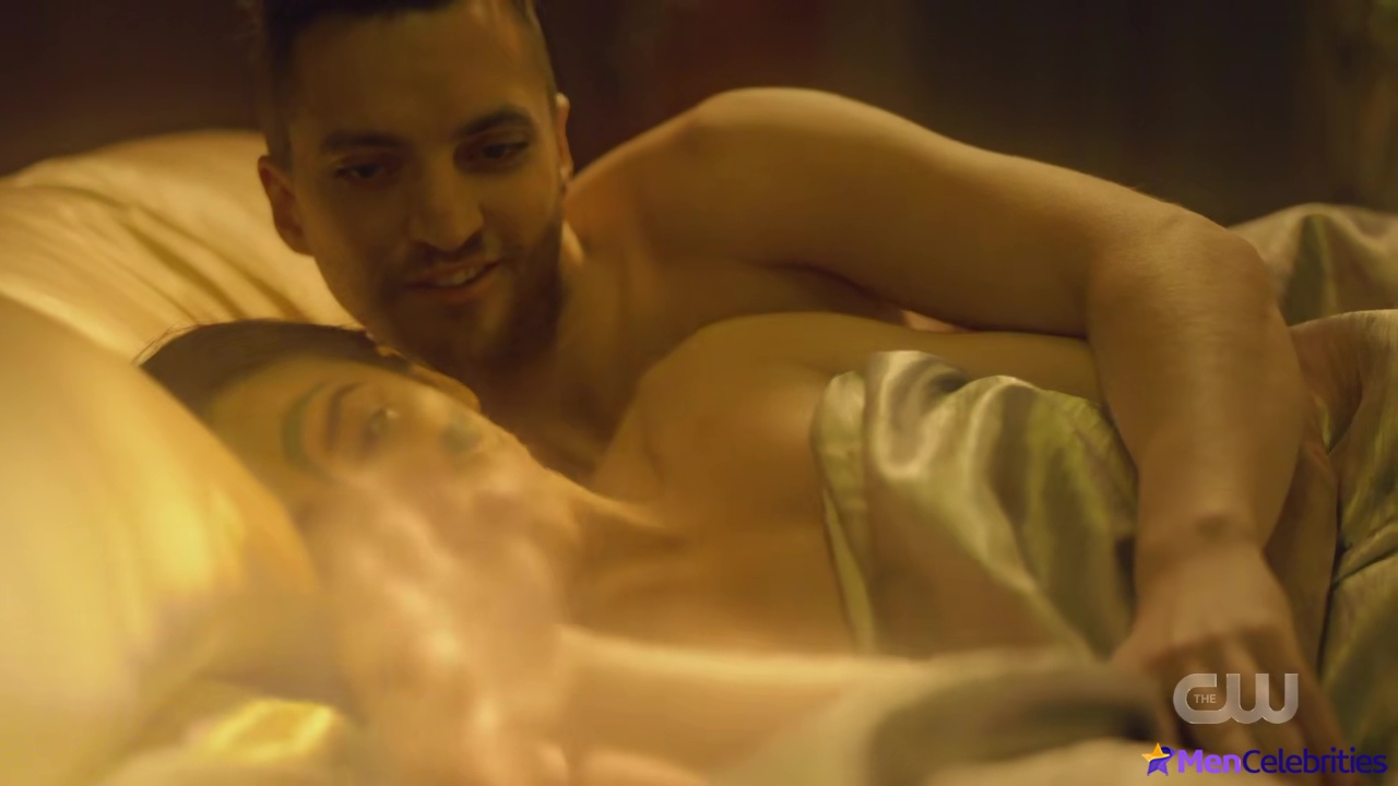 Richard Harmon shirtless in The 100 7-16 The Last War