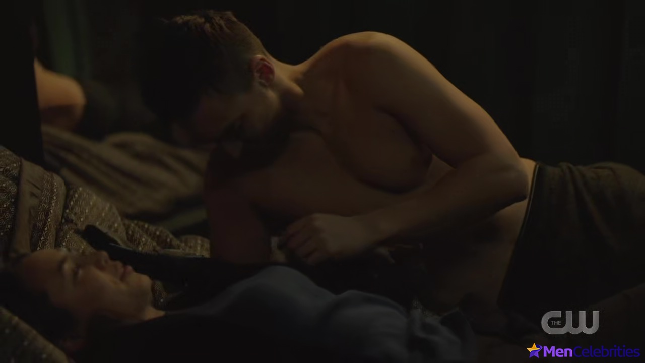 Richard Harmon shirtless in The 100 7-12 The Stranger