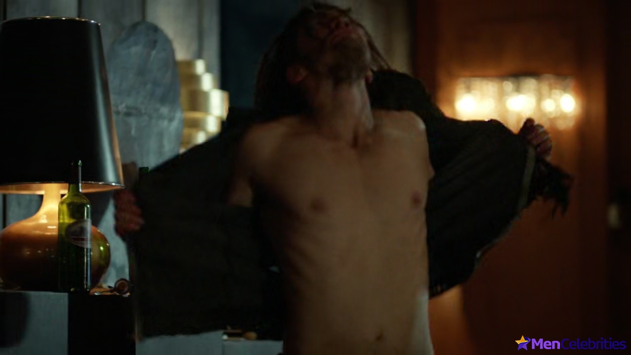 Richard Harmon shirtless in The 100 3-01 Wanheda Part 1