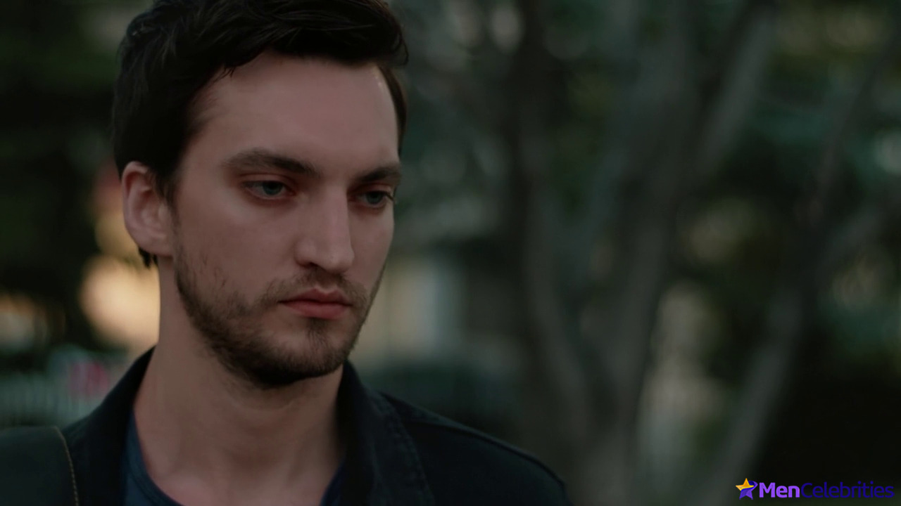 Richard Harmon nude shower in The Return