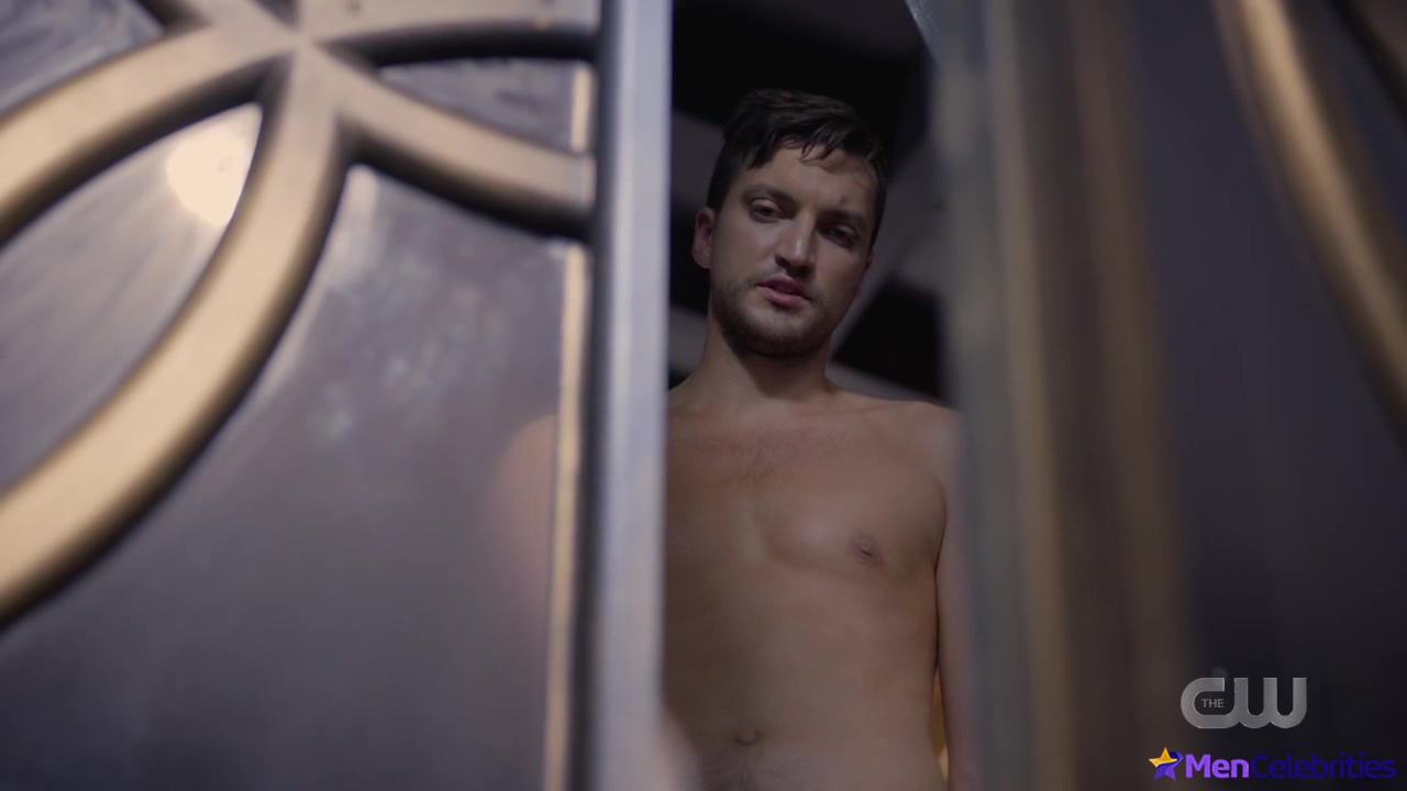 Richard Harmon shirtless in The 100 7-03 False Gods