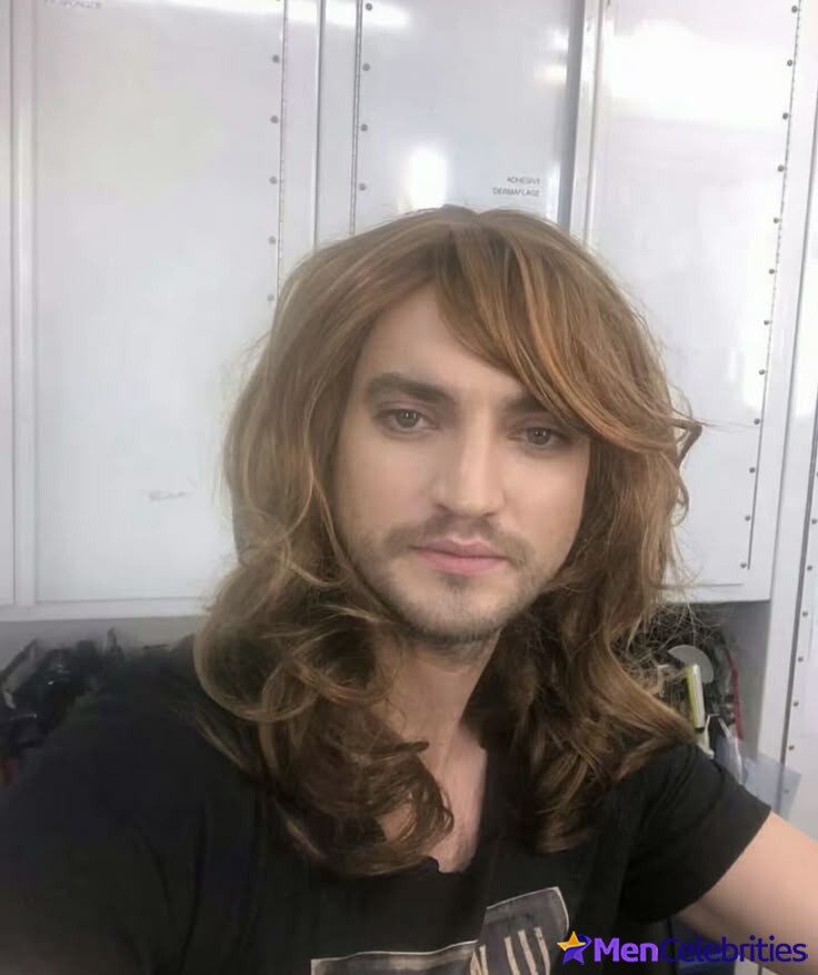 Richard Harmon shirtless and sexy pics