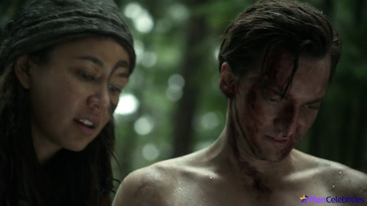 Richard Harmon shirtless in The 100 3-05 Hakeldama