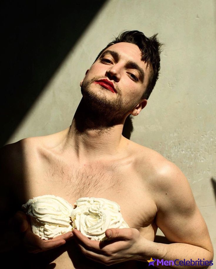 Richard Harmon shirtless and sexy pics